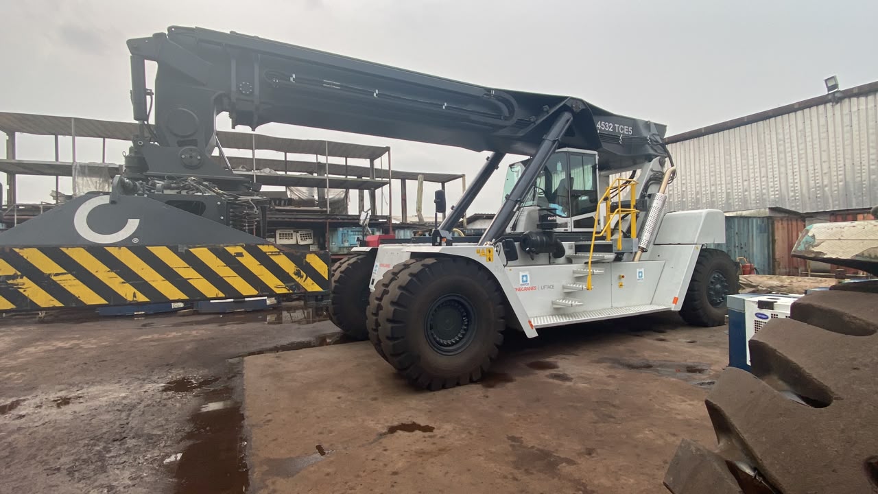 Reach stacker (chariot porte-conteneurs) prêt pour une session de manutention portuaire
