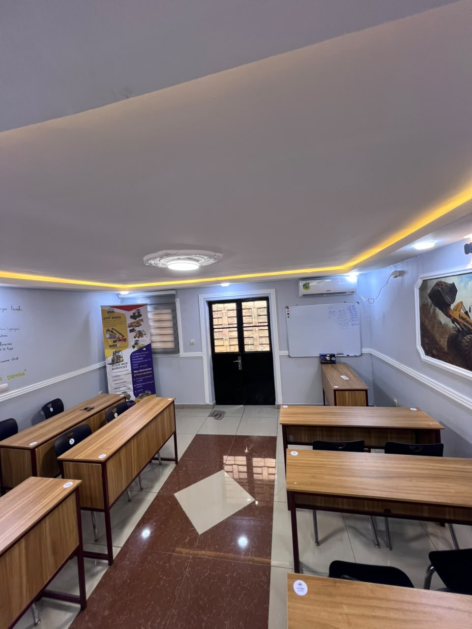 Salle de cours CFPMEEL avec kakémono des filières de formation