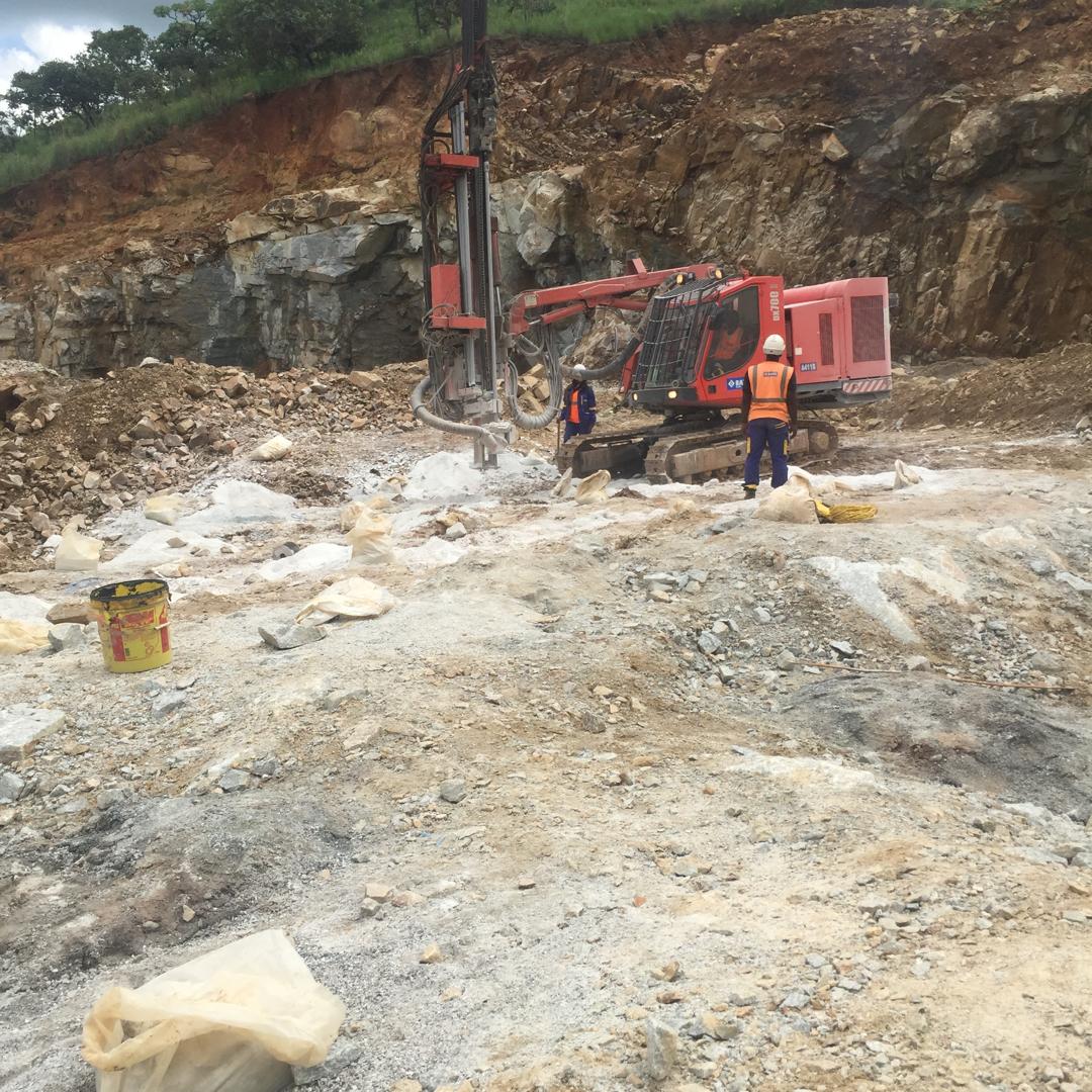 Foreuse hydraulique sur chenilles et opérateurs équipés en carrière