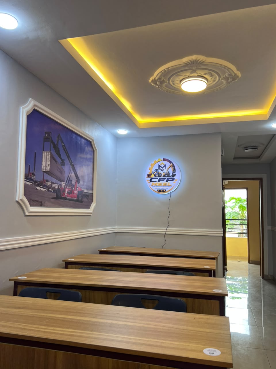 Espace de cours lumineux du centre CFPMEEL à Douala