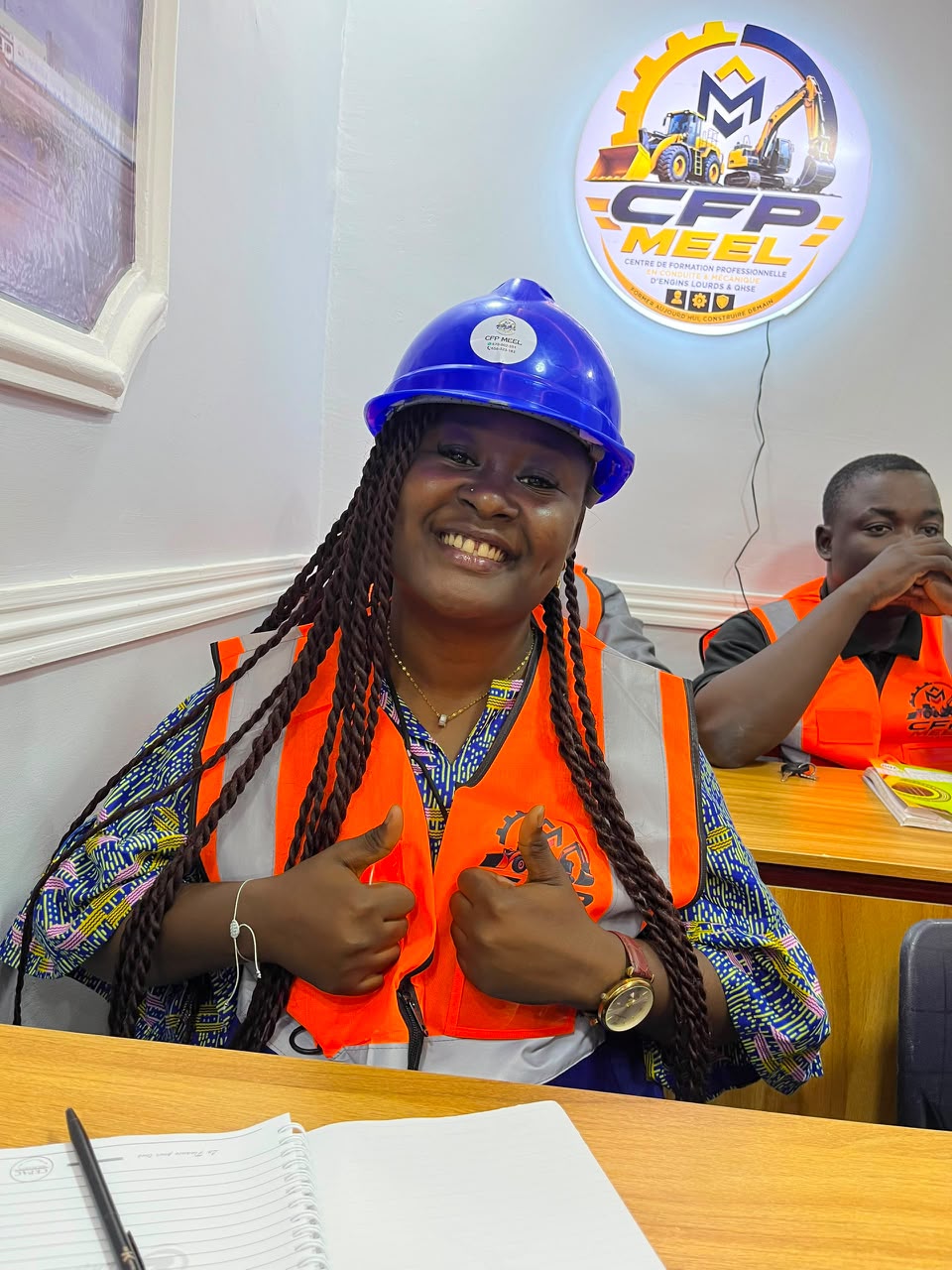 Apprenante CFPMEEL en casque et gilet haute visibilité dans une salle de cours du centre