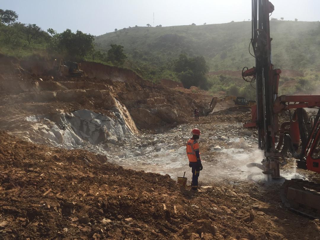 Opération de forage de mines avec opérateur en EPI complet