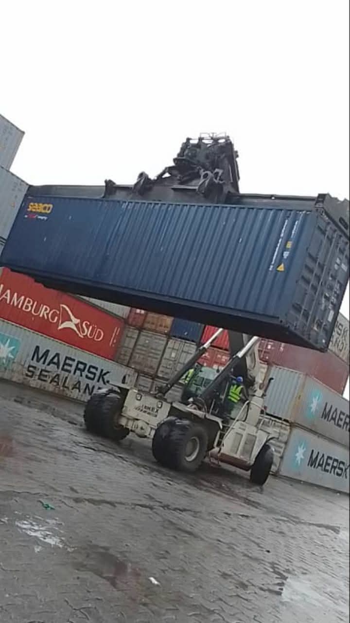 Reach stacker soulevant un conteneur de 40 pieds sur un parc à conteneurs