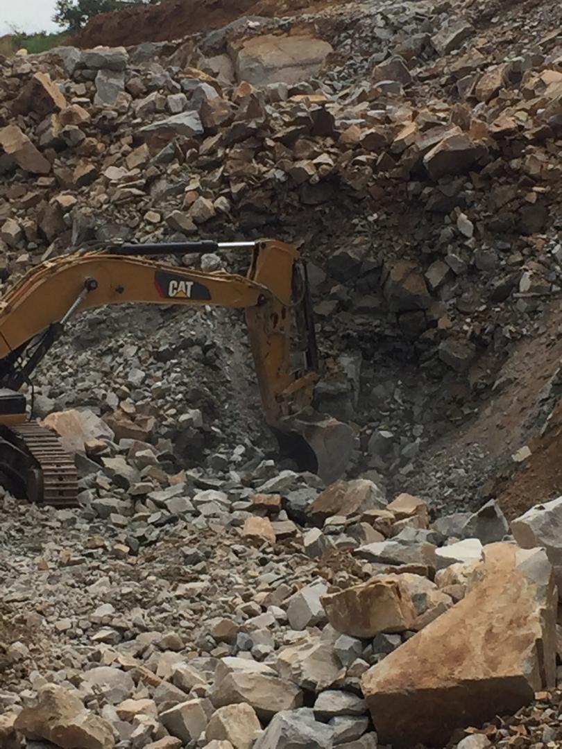 Pelle hydraulique CAT travaillant dans un massif rocheux