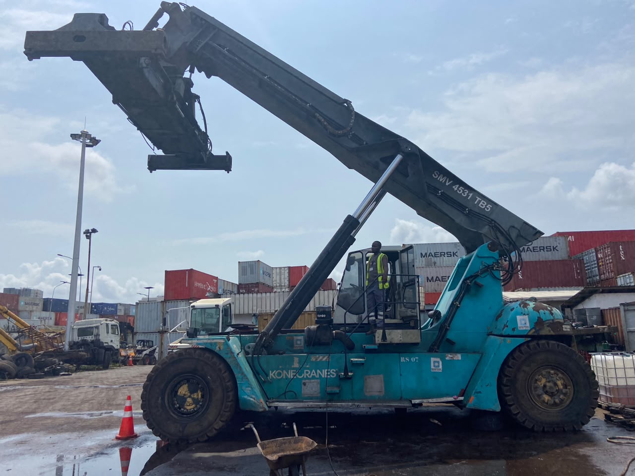 Reach stacker Konecranes flèche levée sur un terminal à conteneurs de Douala